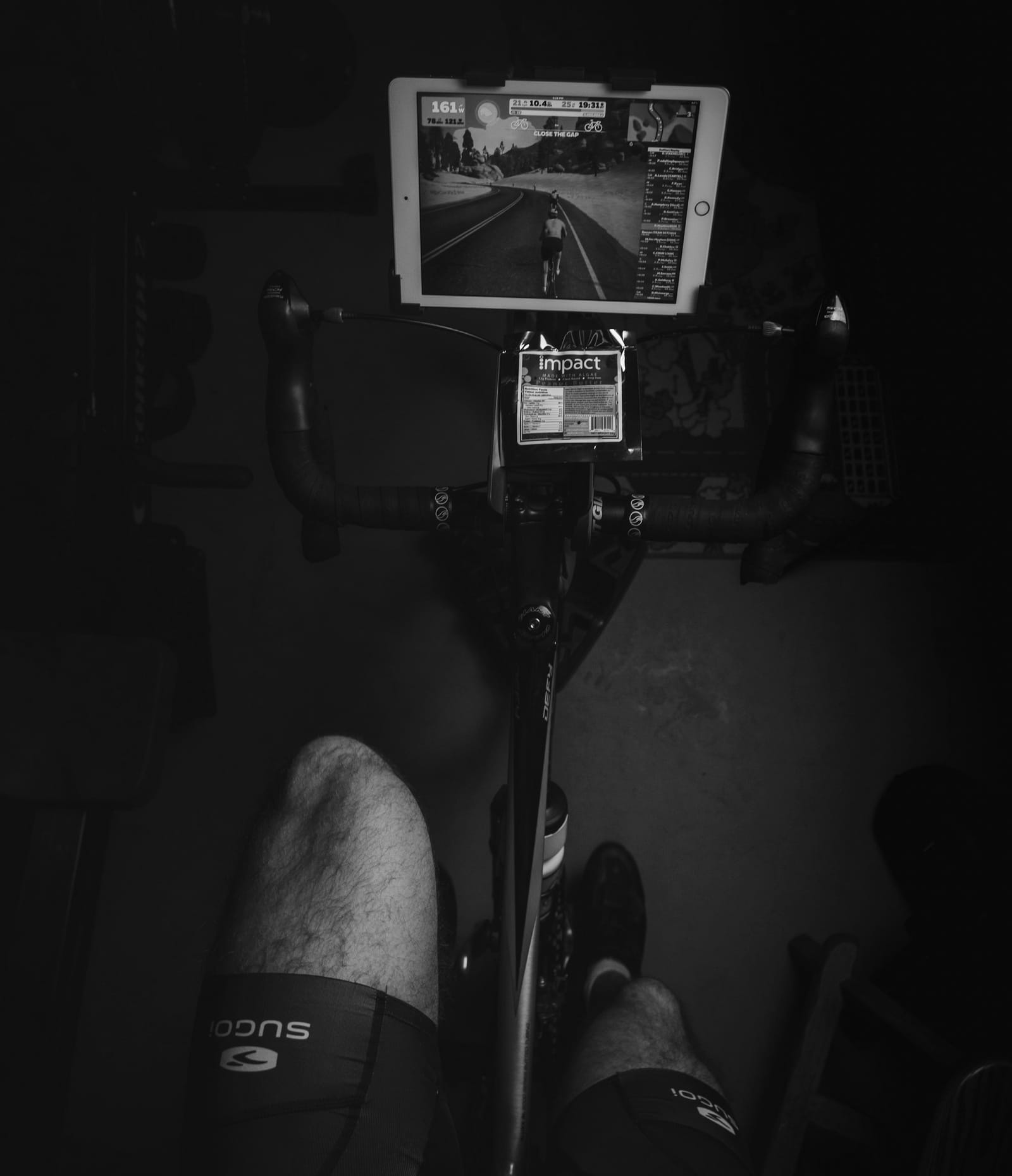 Séance de home-trainer dans la pénombre