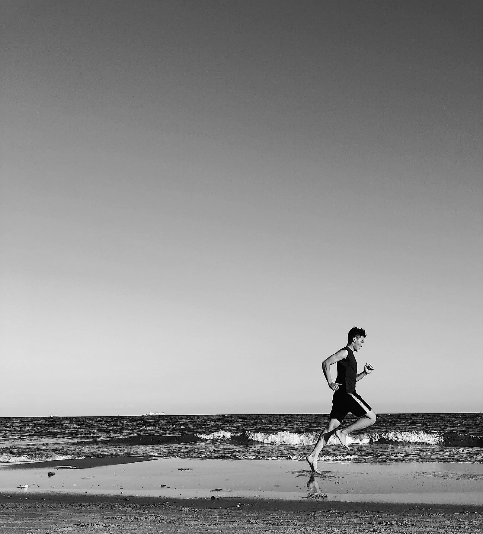 Coureur seul le long du rivage, ciel vide