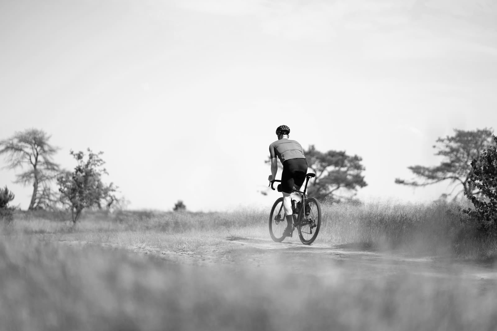 Cycliste seul au milieu des herbes hautes