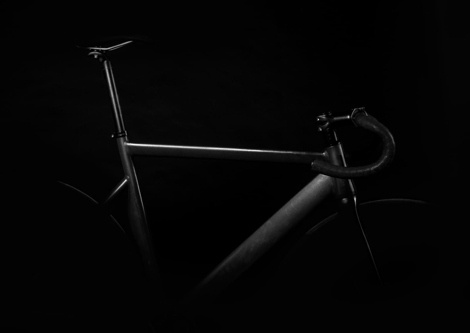 Cadre de vélo isolé sur fond noir, épuré