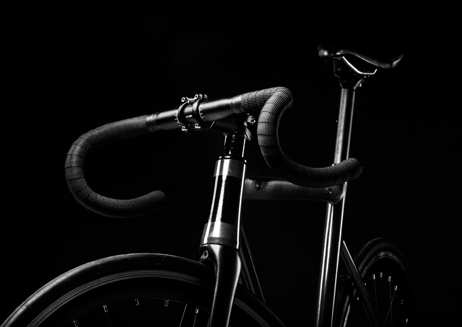 Détail de cintre et de tige de selle sur fond noir