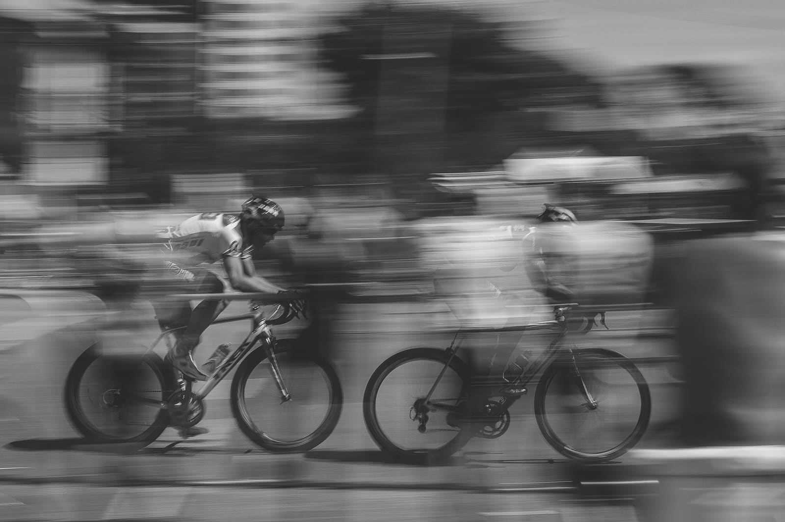Cycliste de dos sur une route dégagée, lumière rasante