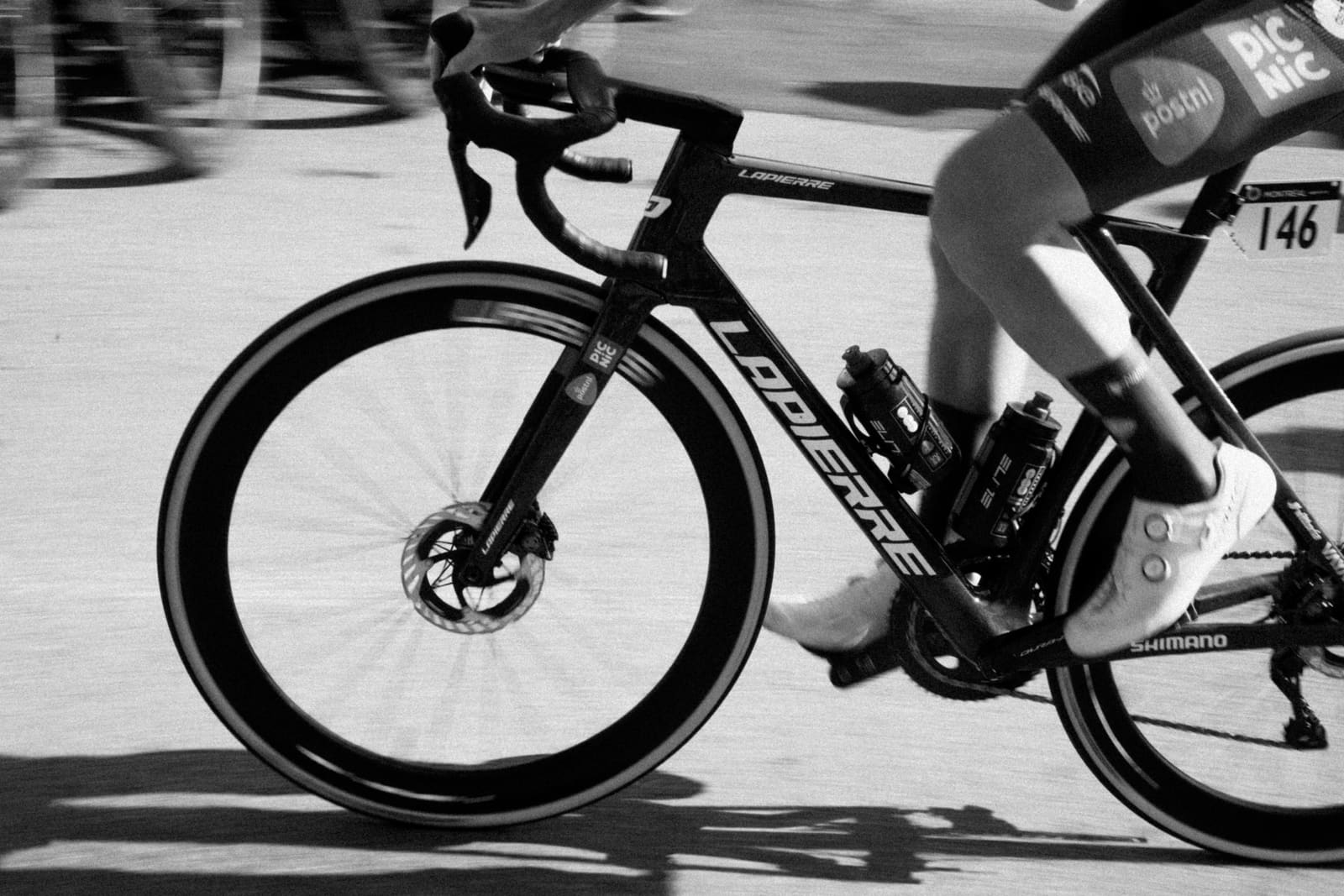 Coureur en plein effort, filé sur la roue avant