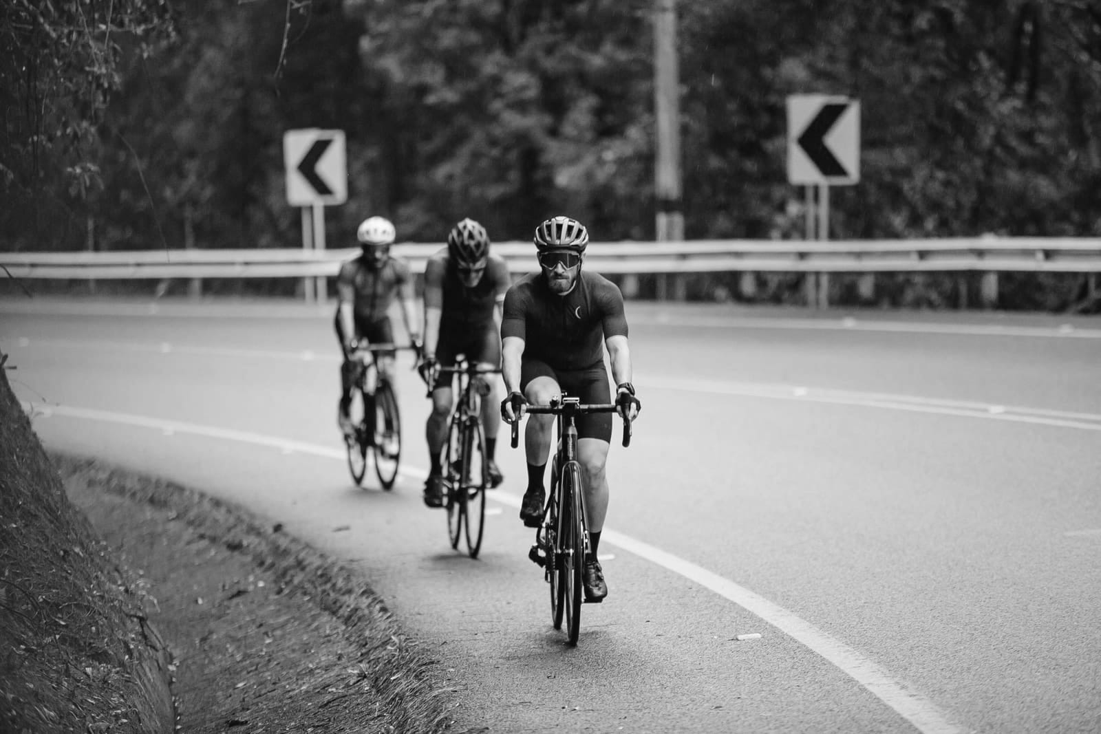 Groupe étiré sur une route de montagne