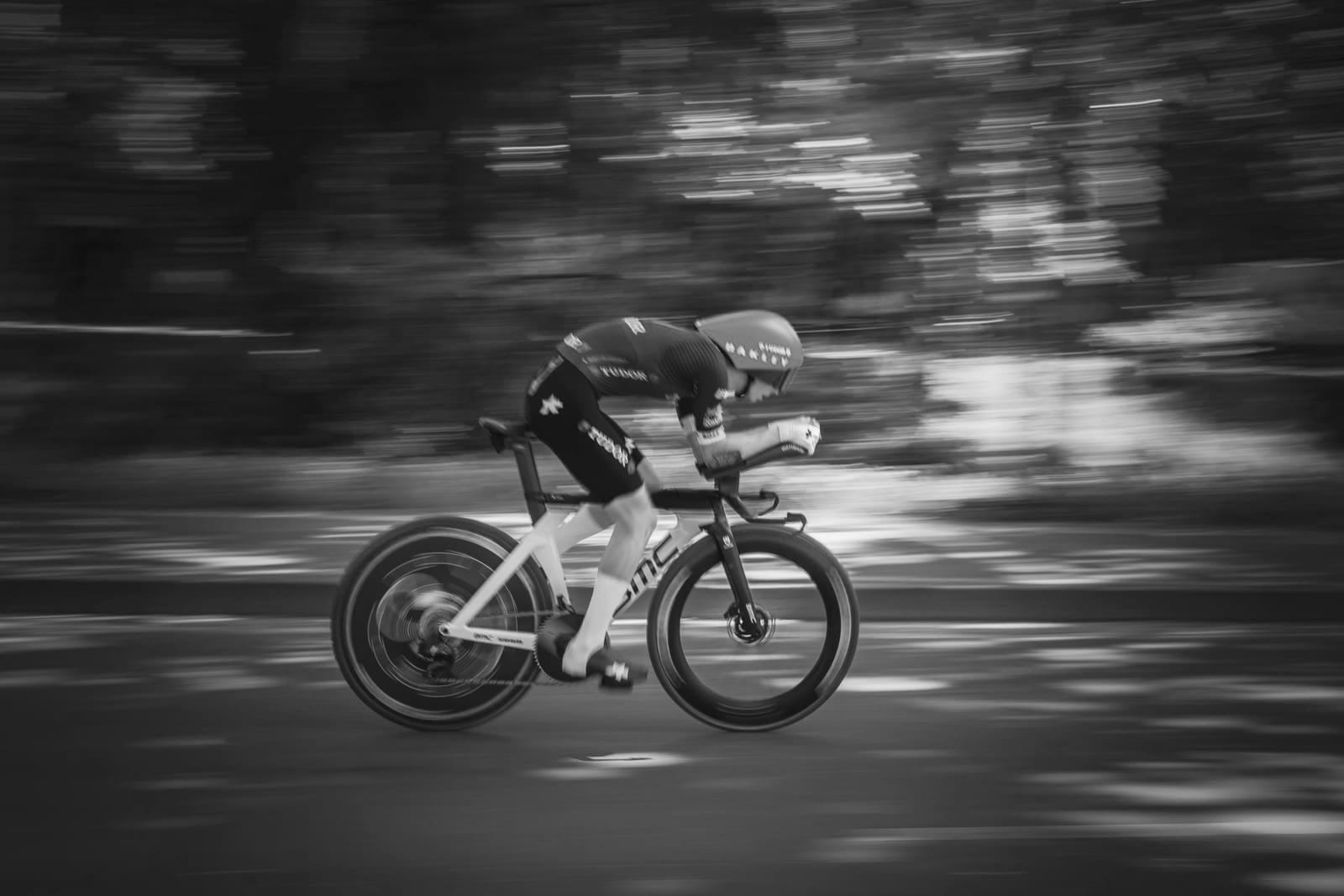 Triathlète en position aéro sur son prolongateur
